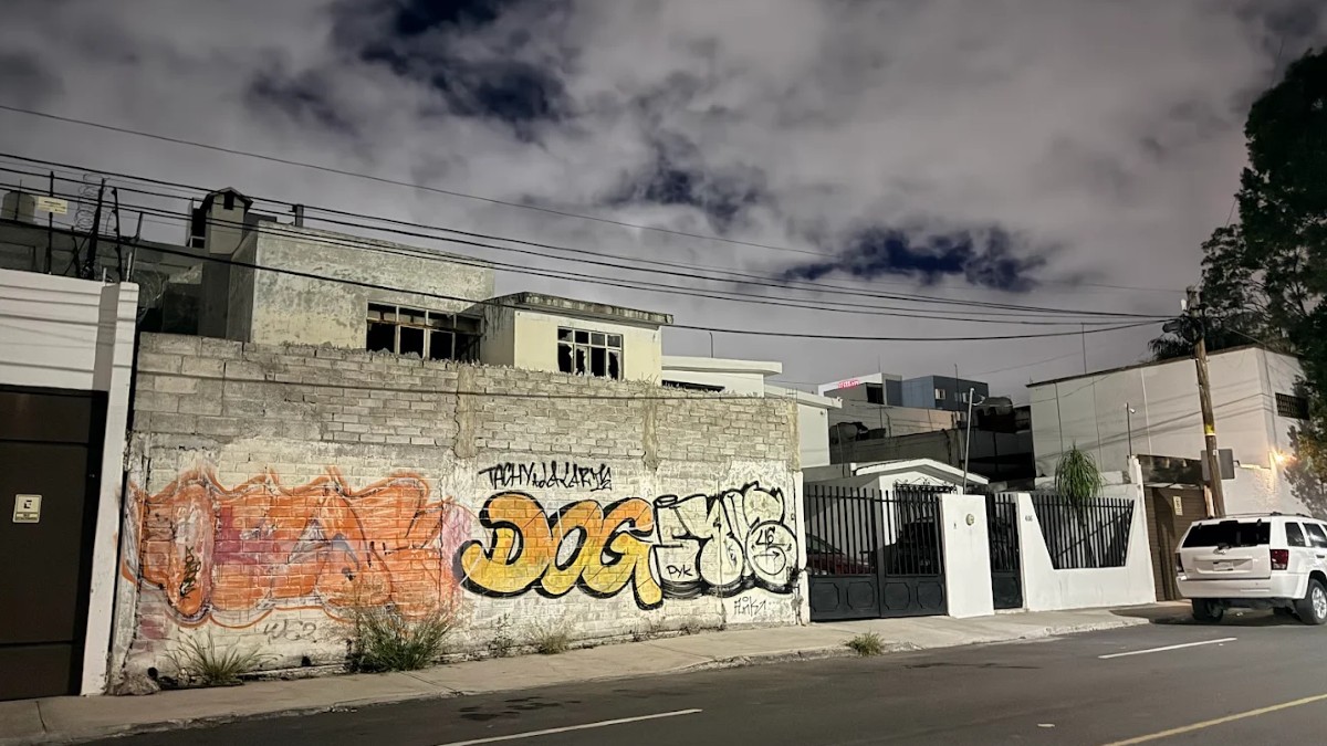 Actualmente, La Casa Mijangos se encuentra totalmente abandonado, con las ventanas rotas y diversos graffitis en su exterior.