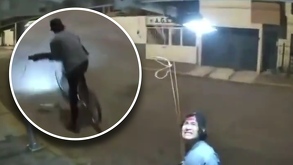 Hombre en bicicleta huye con una lámpara tras presuntamente robarla.