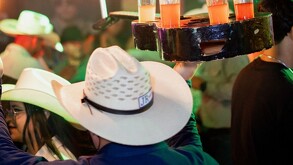 En el bar Oklahoma en Saltillo se observa a vaqueros y vaqueras que disfrutan de la música y bebidas alcohólicas.