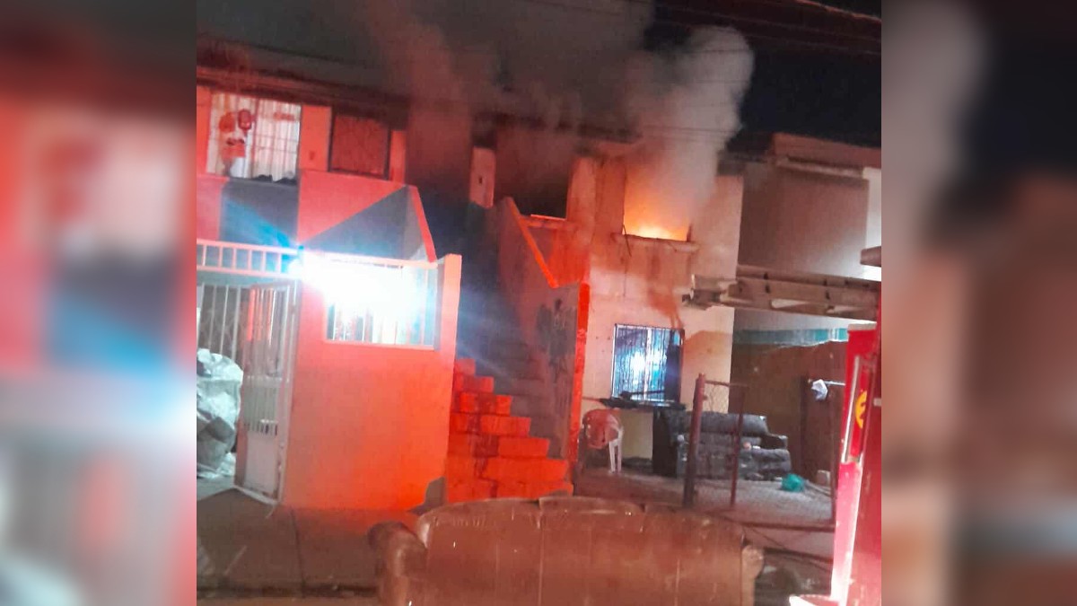 Fotografía de casa en la colonia Rincón La Merced quemándose a causa de un hombre que provoca incendios en Torreón.