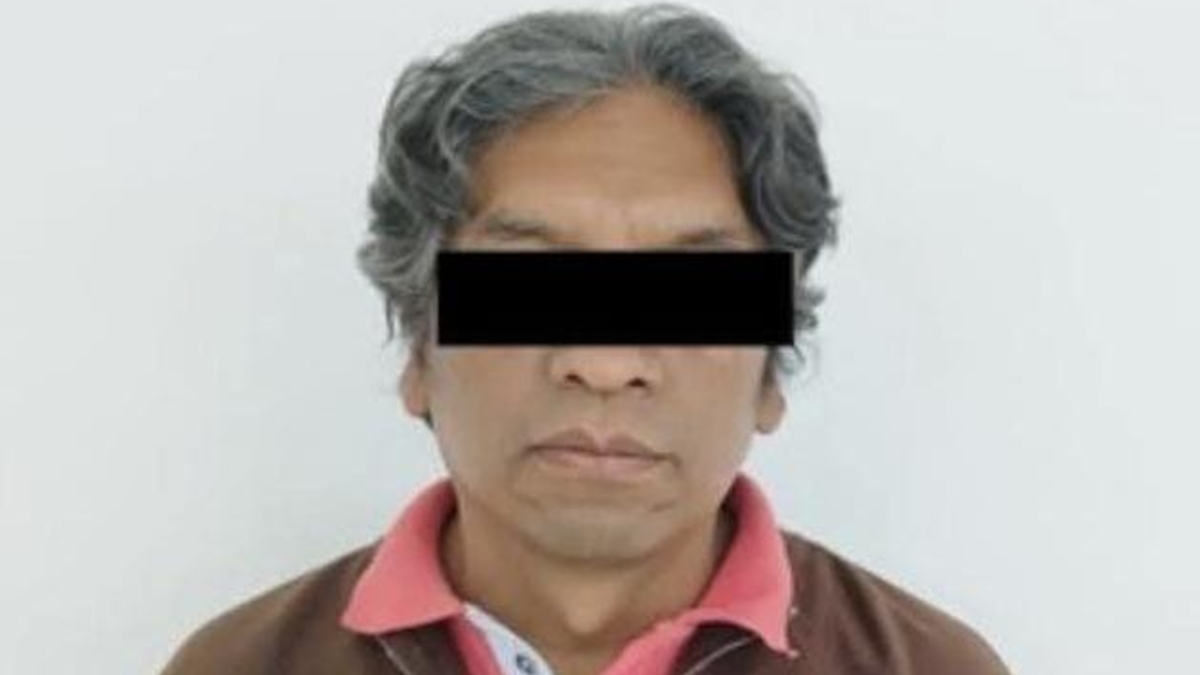 Hombre de la tercera edad con una cinta negra sobre sus ojos para ocultar su identidad.