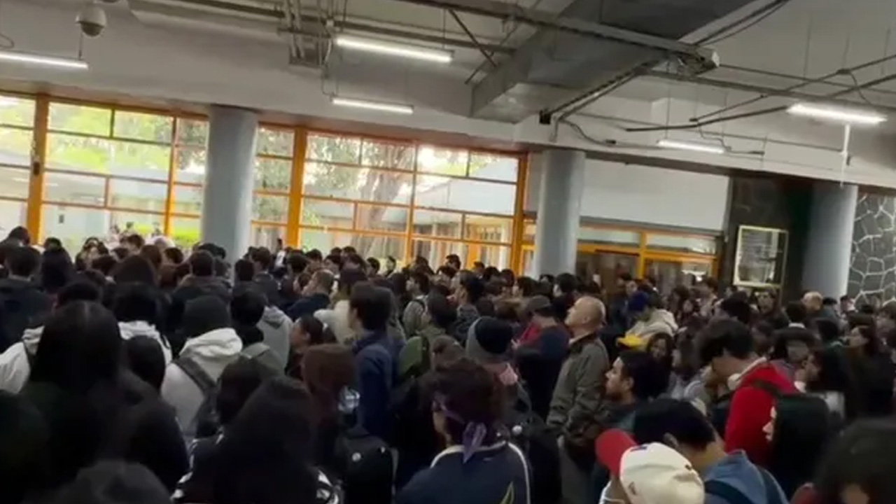 Estudiantes embozados tomaron la Facultad de Química de la UNAM para impedir el regreso a clases presenciales.
