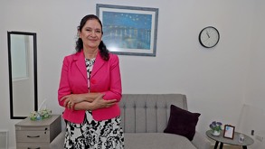 una mujer cruzada de brazos posa para una foto