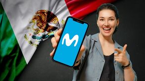 Mujer sosteniendo celular con imagen de Movistar y de fondo una bandera de México.