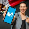 Mujer sosteniendo celular con imagen de Movistar y de fondo una bandera de México.