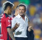 Diego Cocca y un jugador del Atlas durante un partido