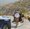 Cerro de las Noas de día con elementos de Protección Civil de fondo inspeccionando la zona en donde ocurrió un incendio provocado.
