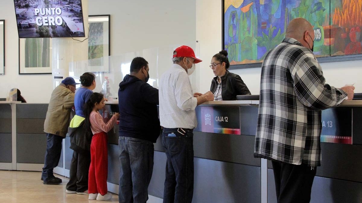 Ciudadanos de Torreón pagando su predial aprovechando promociones de descuento ofrecidas por el Ayuntamiento.