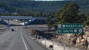 Carretera Durango-Parral, lugar donde hombre perdió la vida tras accidente entre camioneta y ambulancia.