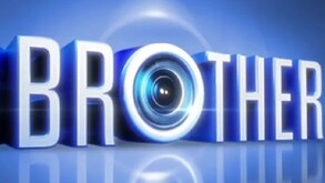 Letras en grande del nombre Big Brother en color azul con fondo del mismo color