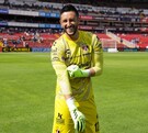 Camilo Vargas durante un partido con Atlas