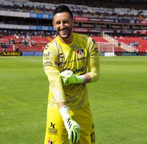 Camilo Vargas durante un partido con Atlas