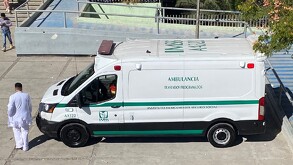 La ambulancia del IMSS iba saliendo de la Clínica 2 uicada sobre el bulevar Venustiano Carranza.