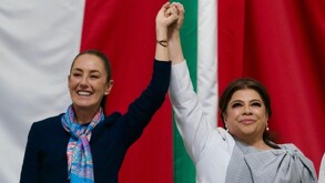 Foto de Clara Brugada abrazando a Claudia Sheinbaum, quien vivió una situación de acoso en calles del Centro de la Ciudad de México.