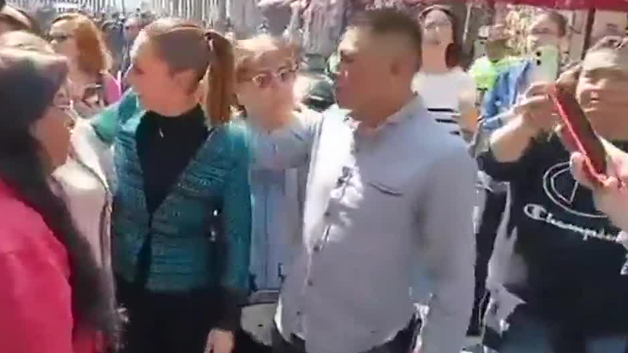 Un hombre acosó a la presidenta Claudia Sheinbaum mientras saludaba a ciudadanos afuera de Palacio Nacional.