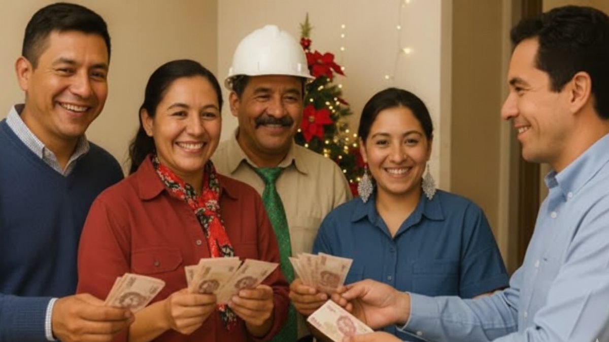 Grupo de trabajadores recibiendo su pago de aguinaldo.