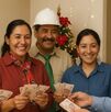 Grupo de trabajadores recibiendo su pago de aguinaldo.