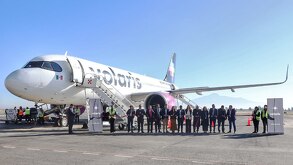 un avión de volaris de la ruta puebla-guadalajara en el aeropuerto de puebla