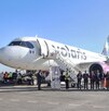 un avión de volaris de la ruta puebla-guadalajara en el aeropuerto de puebla