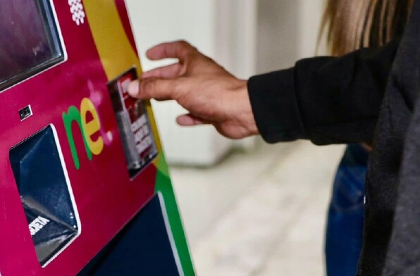 La tarjeta NET del transporte público dejará de utilizarse a finales de este mes de octubre, y el saldo que tenga se transferirá a la tarjeta Aquí Vamos Gratis.