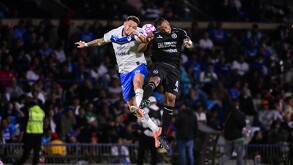 Lucas Ocampos y Willer Ditta disputando un balón en el Cruz Azul vs Rayados de Jornada 16 del Apertura 2025.