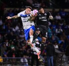 Lucas Ocampos y Willer Ditta disputando un balón en el Cruz Azul vs Rayados de Jornada 16 del Apertura 2025.