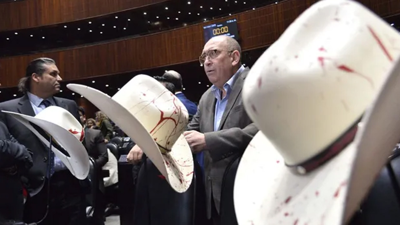 Diputados del PAN, PRI y MC rindieron un homenaje simbólico a Carlos Manzo en la Cámara de Diputados.