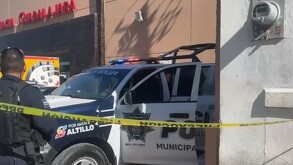 Los policías municipales acordonaron el área en donde fue encontrado muerto el indigente en Saltillo.