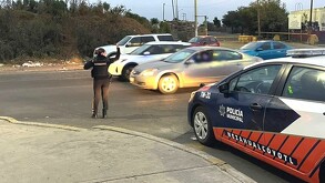 Elementos de la Dirección de Tránsito y Vialidad Municipal de Nezahualcóyotl continúan brindando apoyo a conductores.