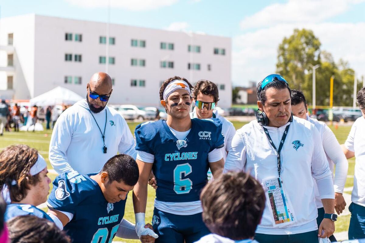 José Emiliano Chávez, jugador de fútbol americano con su uniforme.