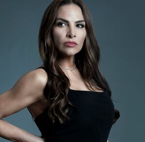 Fabiola Campomanescon una blusa negra posando para la foto.