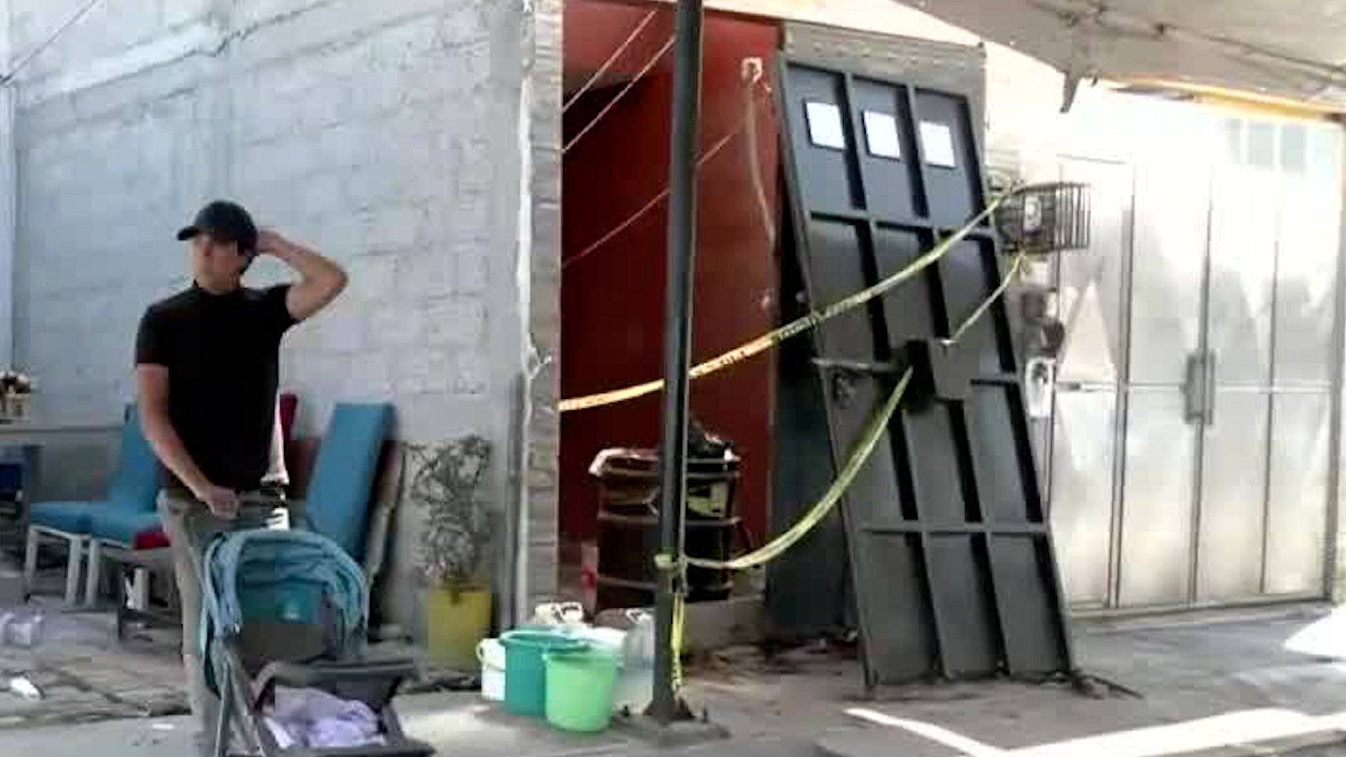 Durante toda la mañana, familiares y amigos realizan los preparativos para el velorio de la pareja que perdió la vida a manos del creador de contenido.