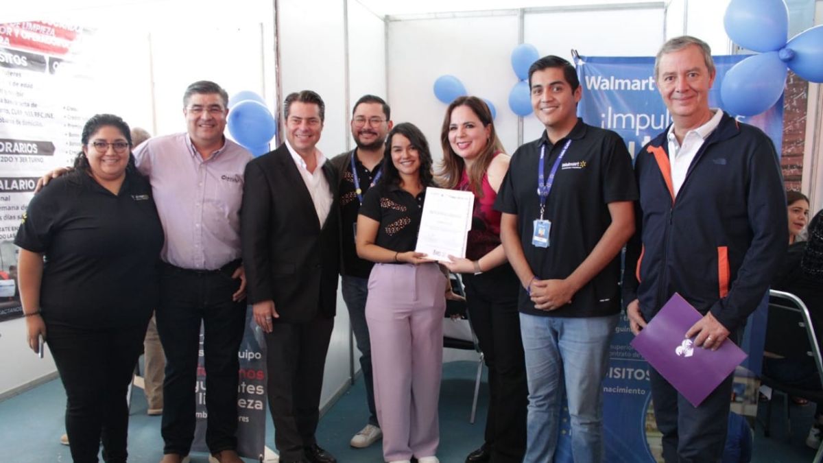 Gente de la Secretaría del Trabajo en el anuncio que dio Coahuila