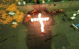 Veladoras en forma de cruz