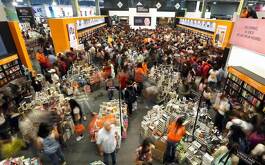 Expo Guadalajara por dentro en FIL con cientos de personas en andadores