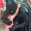 Juan Manuel Miranda Pérez, mejor conocido en la Comarca Lagunera como el Batman Lagunero abrazando a una niña.