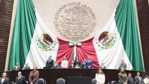 Aspecto de la Cámara de Diputados en México con la bandera nacional de fondo.