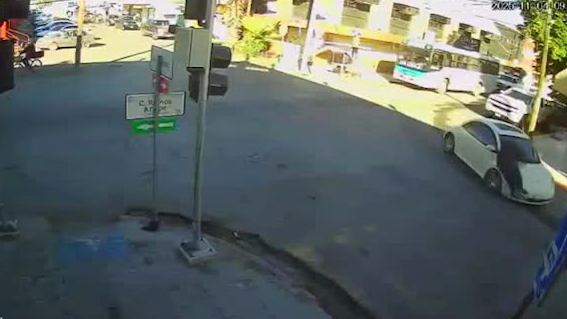 Cámaras de San Pedro captan momento en que un peatón es atropellado por un automóvil que huyó.