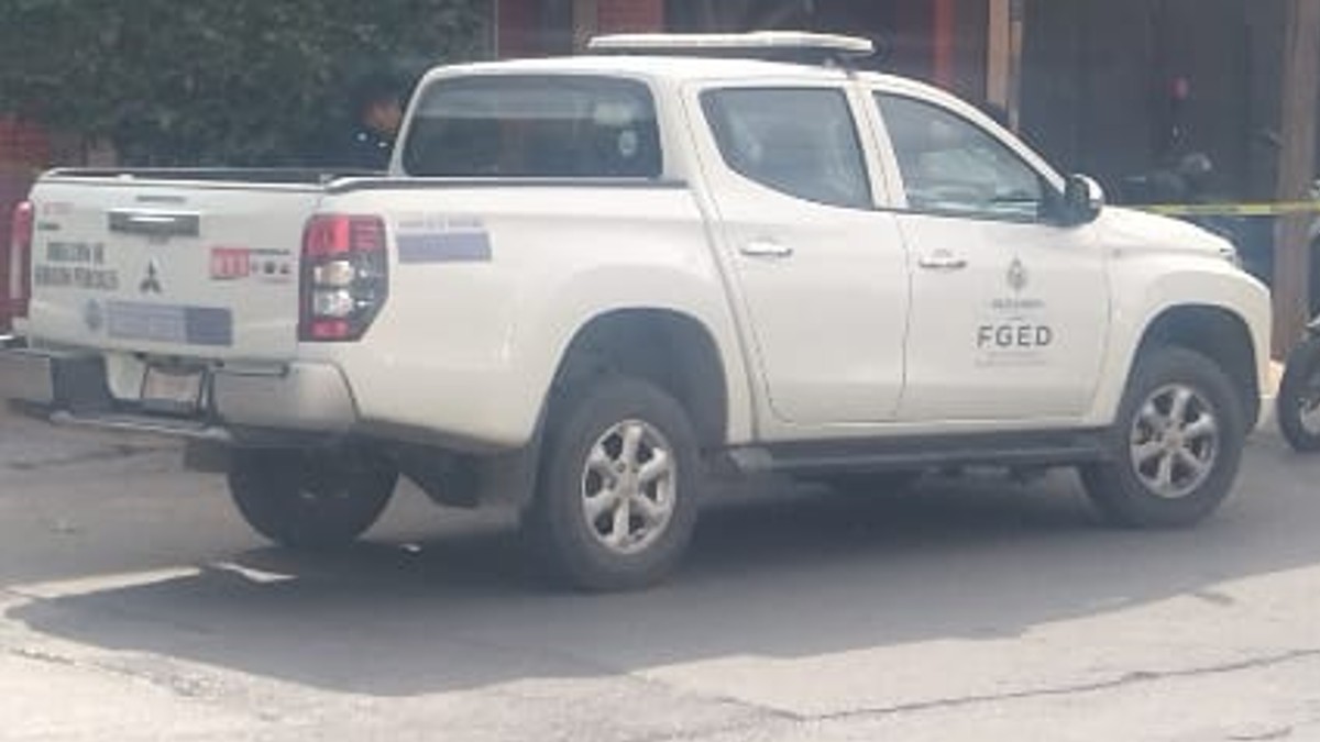 Camioneta de la Fiscalía de Durango que atendió reporte de un hombre muerto en la colonia Unidos Venceremos de Lerdo.