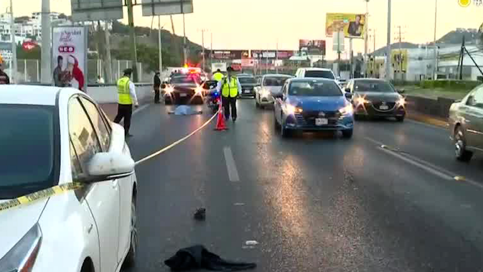 Una camioneta impactó a la víctima lanzándola hacia el carril contrario donde se estampó contra otro vehículo.