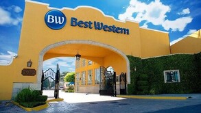 La fachada del hotel Best Western es amarilla con letrero color azul.