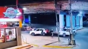 Momento en el que un grupo de sicarios dispara y mata a tres policías en Huixcolotla.
