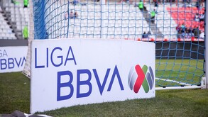Portería de la cancha del Estadio Hidalgo con la publicidad de la Liga MX.