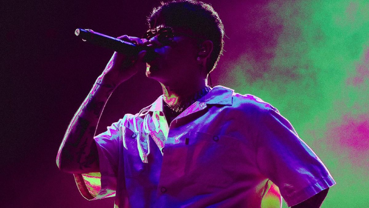 junior h cantando en un escenario