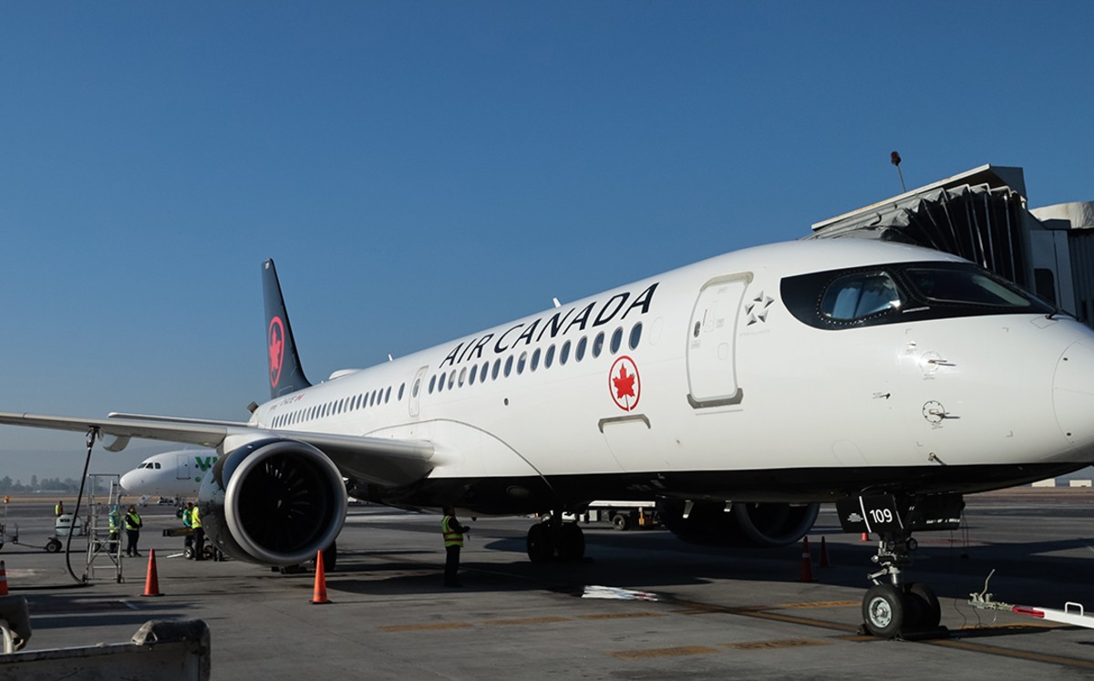 Avión en pista de aterrizaje Air Canadá