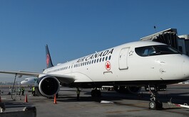 Avión en pista de aterrizaje Air Canadá