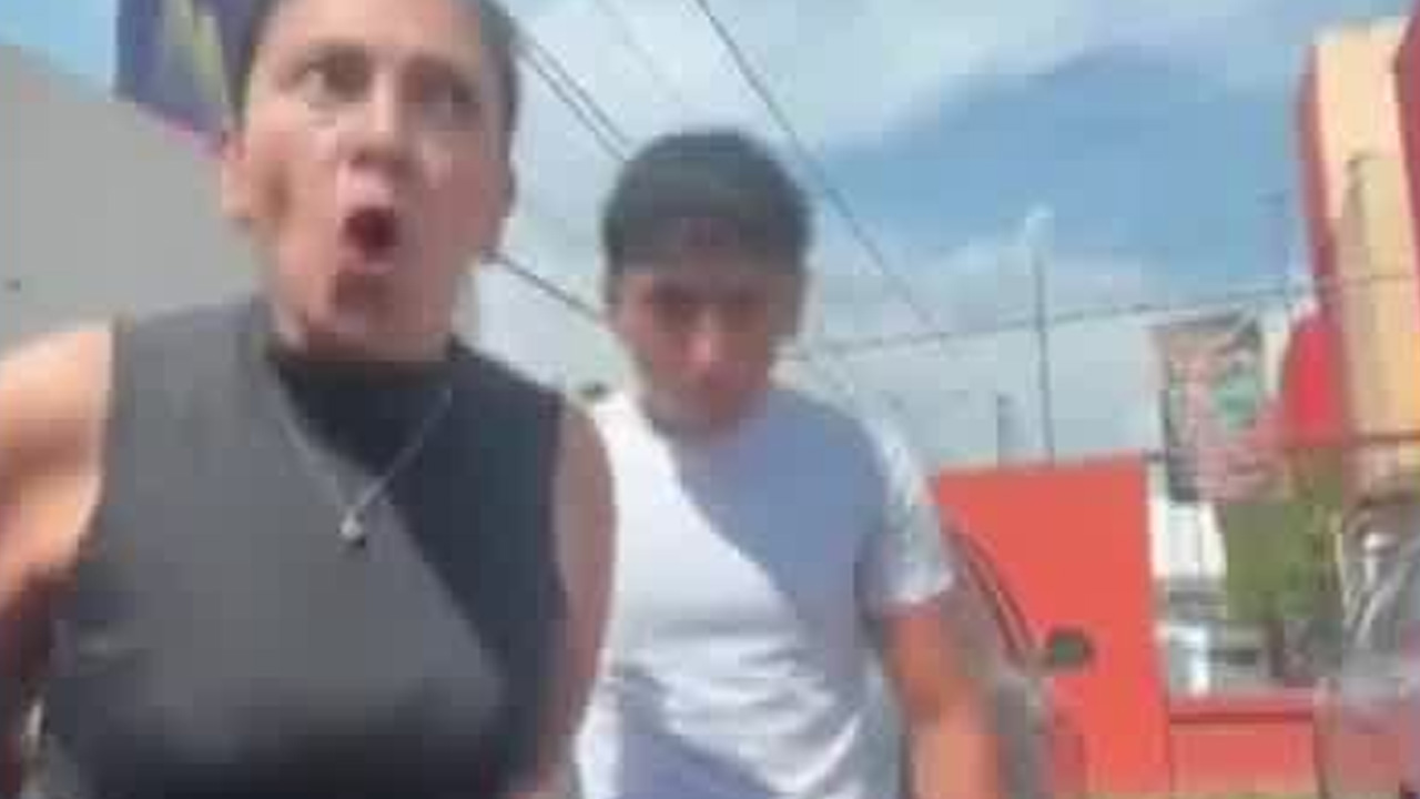 Una automovilista fue agredida por una madre y su hijo tras discutir por un lugar de estacionamiento en Coacalco, Edomex.
