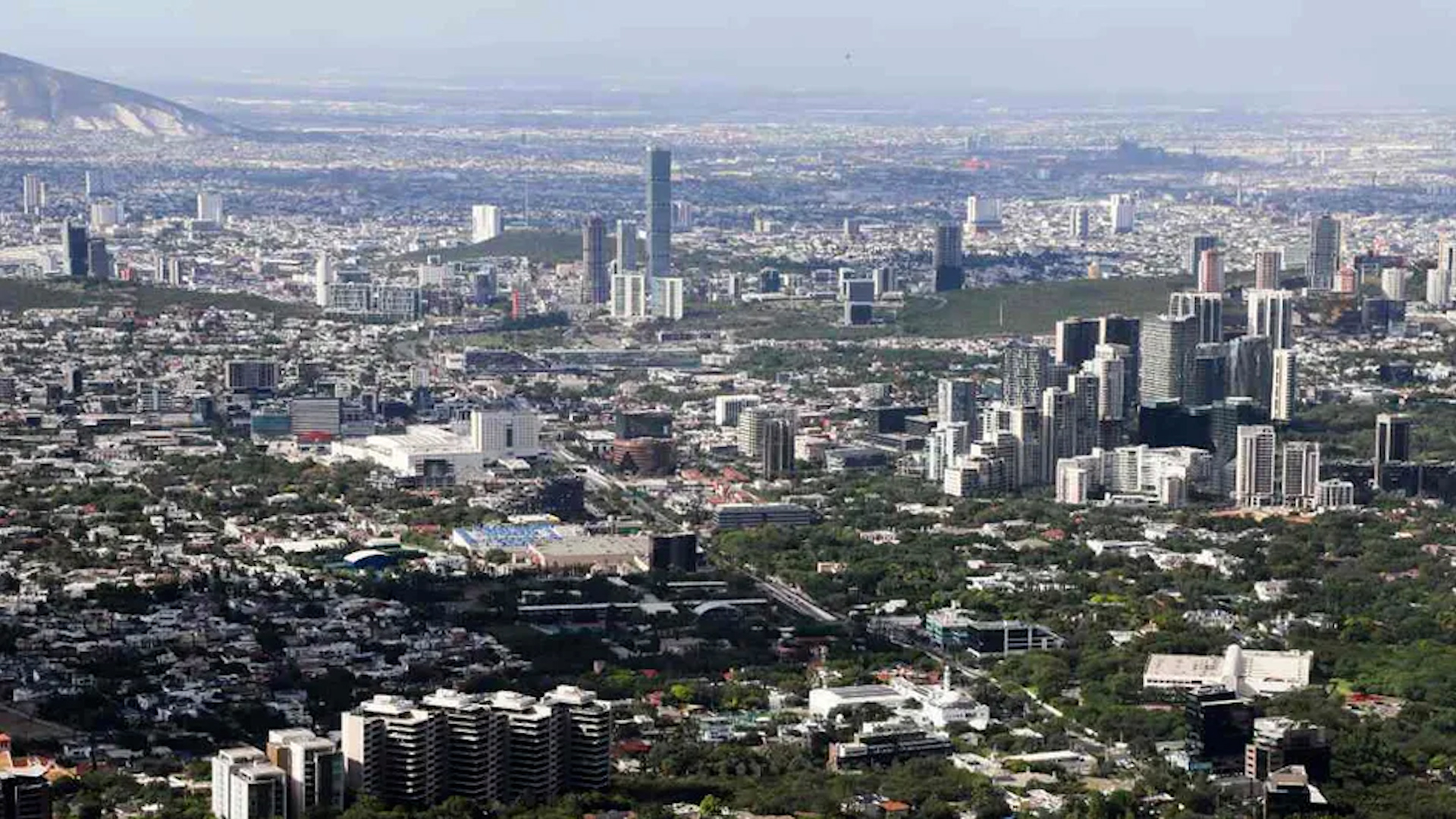 El proyecto inmobiliario establece que se pueden edificar dos mil 384 viviendas o departamentos sobre una superficie de 110 mil 054 metros cuadrados.