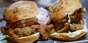 El menú del restaurante varía con una gran cantidad de tortas gigantes con diferentes combinaciones