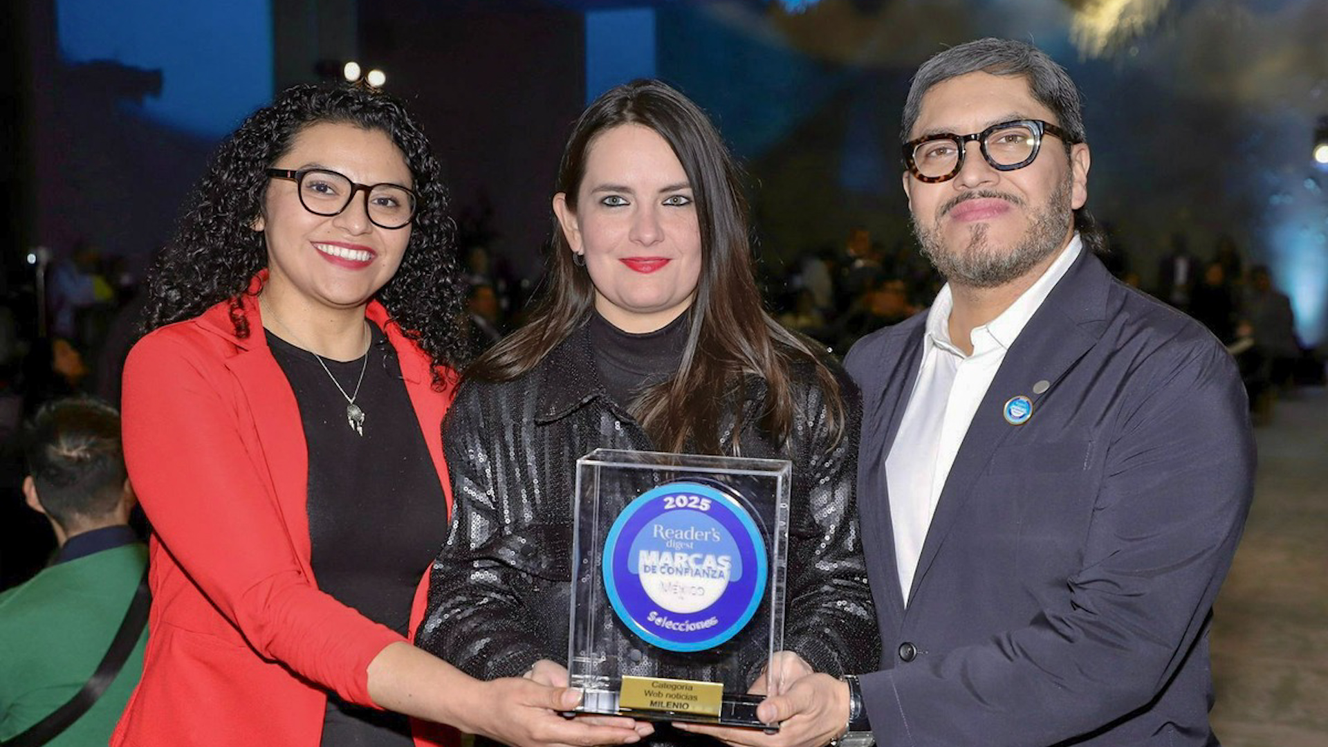 Oscar Cedillo recibió el premio acompañado de Daniela Mendizábal, directora digital de MULTIMEDIOS, y Adriana Anguiano, directora editorial digital de MILENIO.